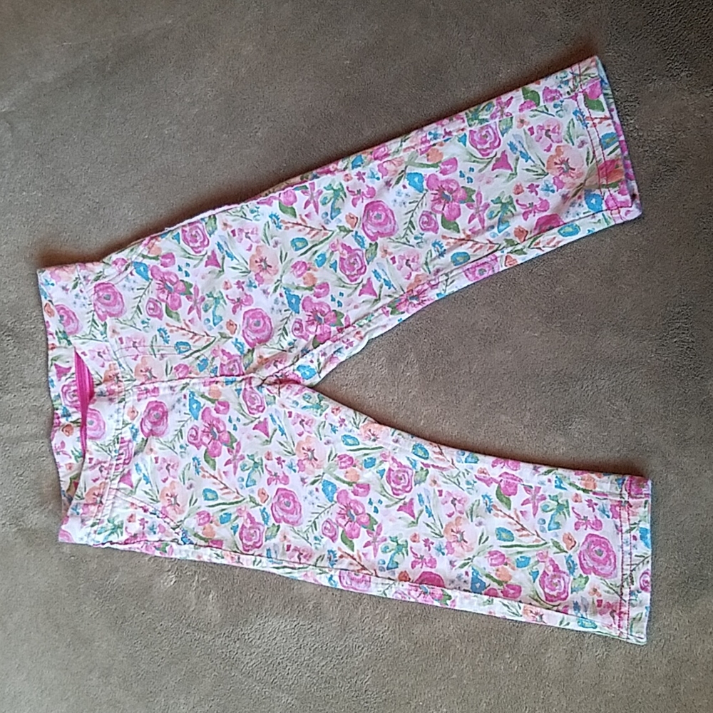 SOFT 100% organic cotton kids size 6 white pants with floral pattern.